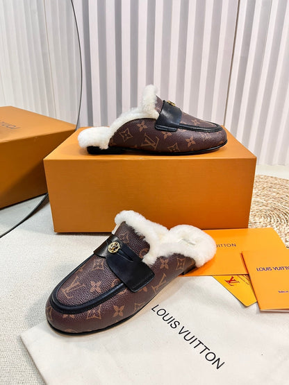 LOUIS VUITTON FLAT MULE IN CHESTNUT BROWN MONOGRAM CALFSKIN AND SHEARLING LINING