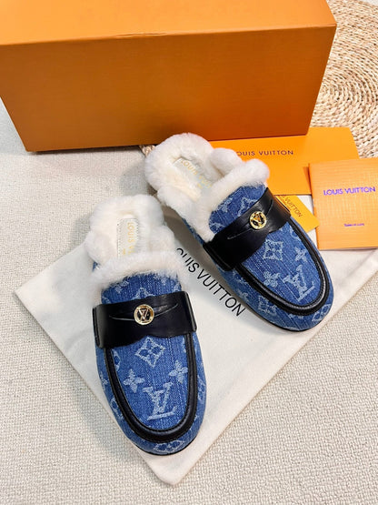 LOUIS VUITTON FLAT MULE IN COBALT BLUE MONOGRAM DENIM AND SHEARLING LINING