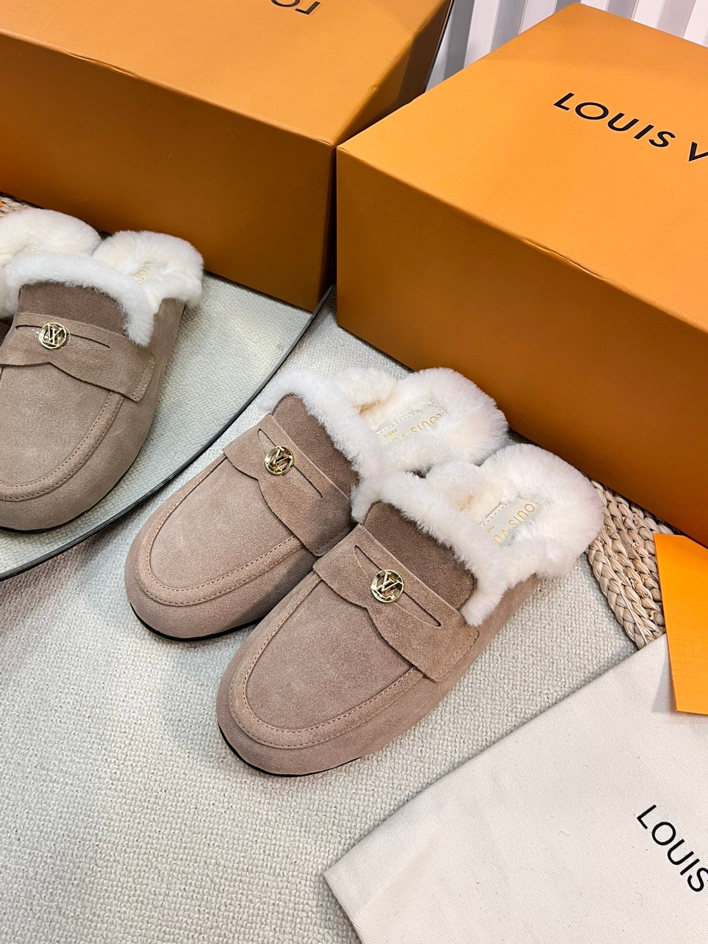 LOUIS VUITTON LV COSY FLAT COMFORT CLOG IN MEDIUM BROWN SUEDE AND SHEARLING LINING