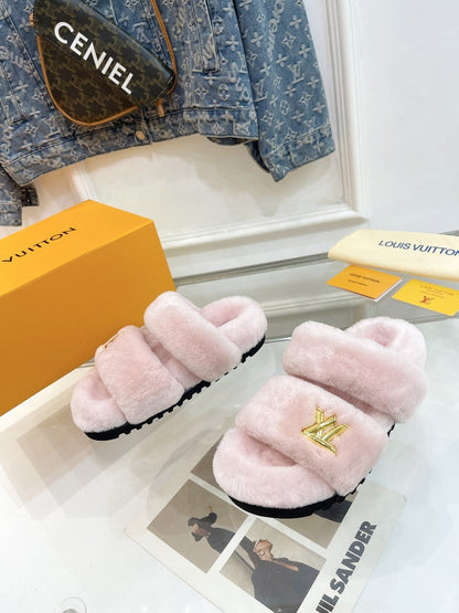 LOUIS VUITTON HALF MULE SLIPPERS IN LIGHT PINK FLEECE FEATURING METALLIC LOGO