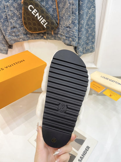 LOUIS VUITTON HALF MULE SLIPPERS IN WHITE FLEECE FEATURING METALLIC LOGO
