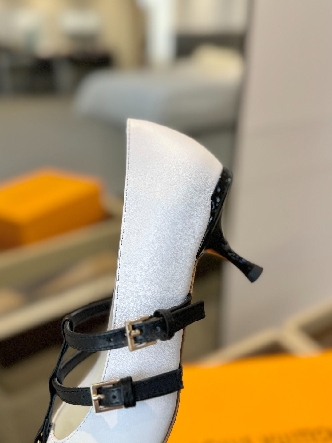 LOUIS VUITTON HIGH PUMP 5 CM TRIPLE-STRAP IN WHITE CALFSKIN WITH BLACK STRAP