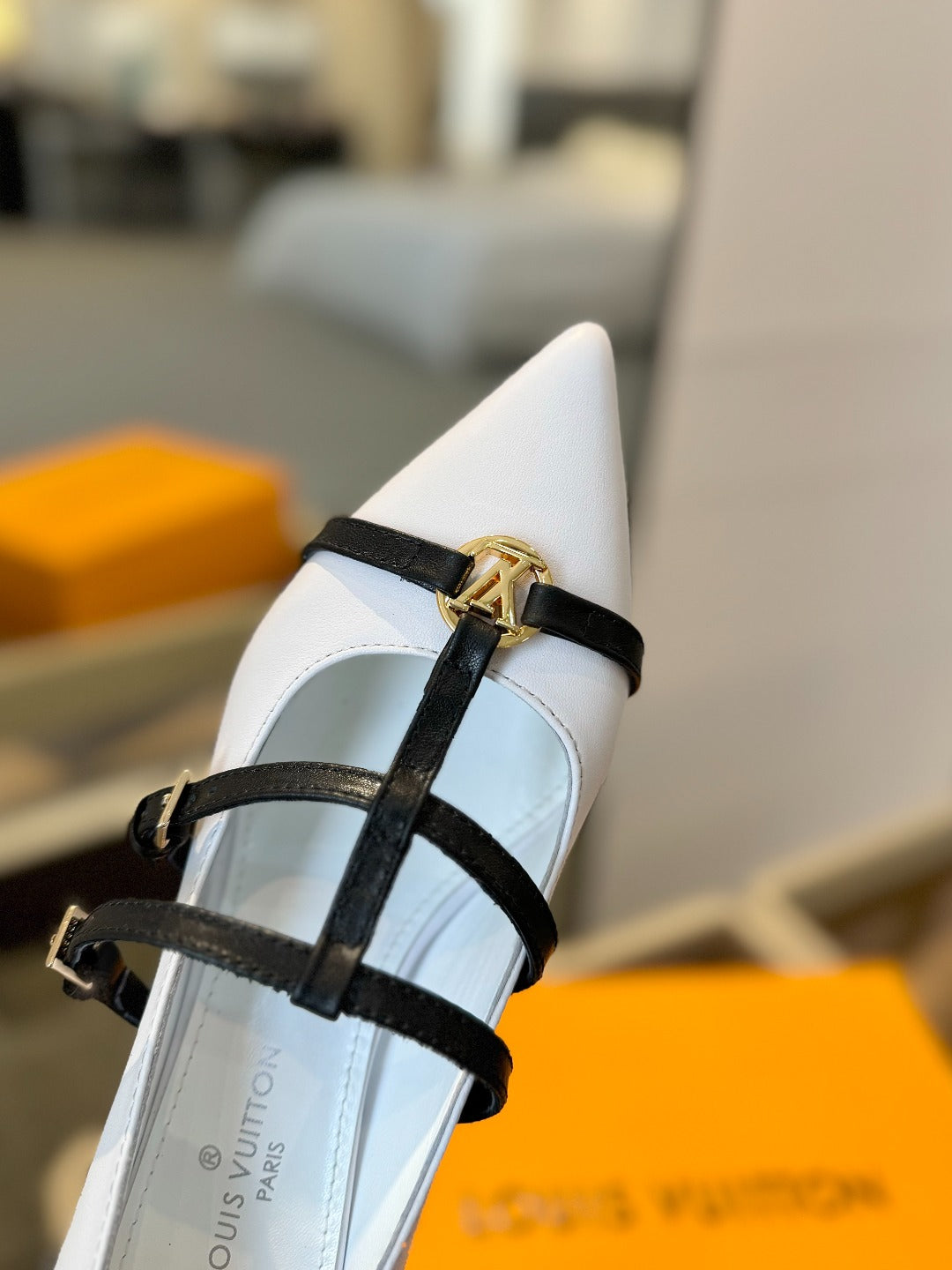 LOUIS VUITTON HIGH PUMP 5 CM TRIPLE-STRAP IN WHITE CALFSKIN WITH BLACK STRAP