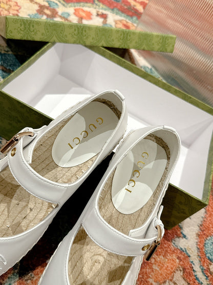 GUCCI CROSS STRAP FLAT SHOES IN WHITE CALFSKIN WITH STRAW SOLE