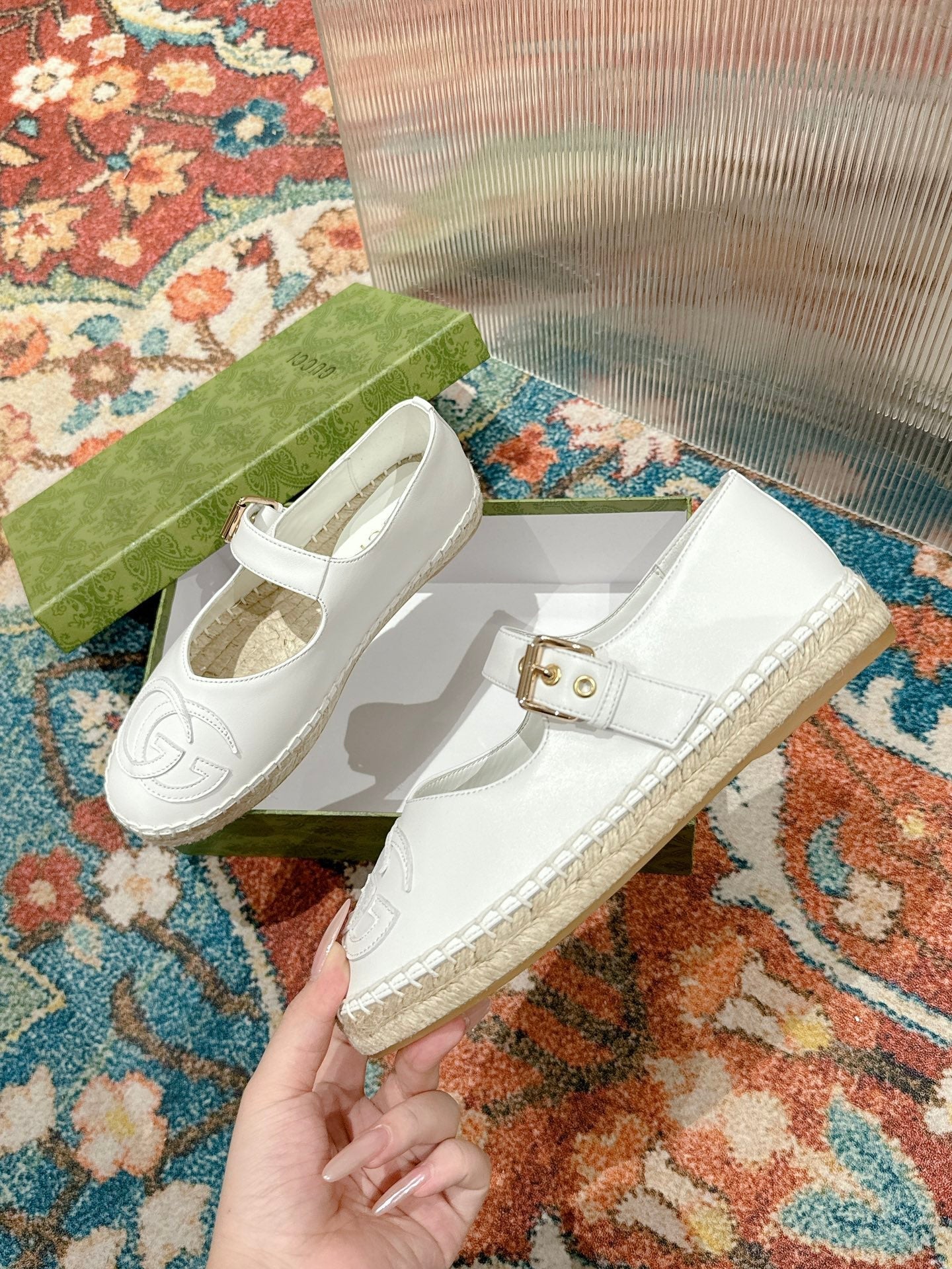 GUCCI CROSS STRAP FLAT SHOES IN WHITE CALFSKIN WITH STRAW SOLE