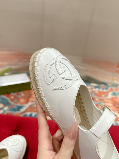 GUCCI CROSS STRAP FLAT SHOES IN WHITE CALFSKIN WITH STRAW SOLE