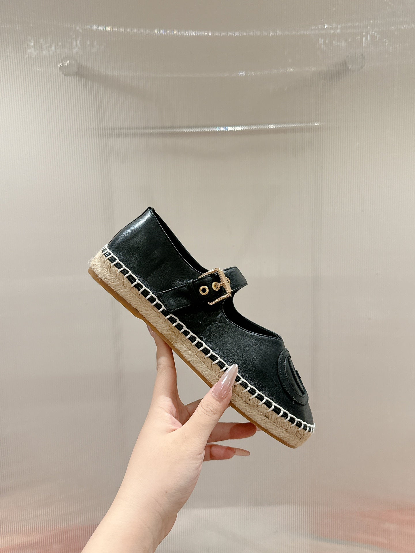 GUCCI CROSS STRAP FLAT SHOES IN BLACK CALFSKIN WITH STRAW SOLE