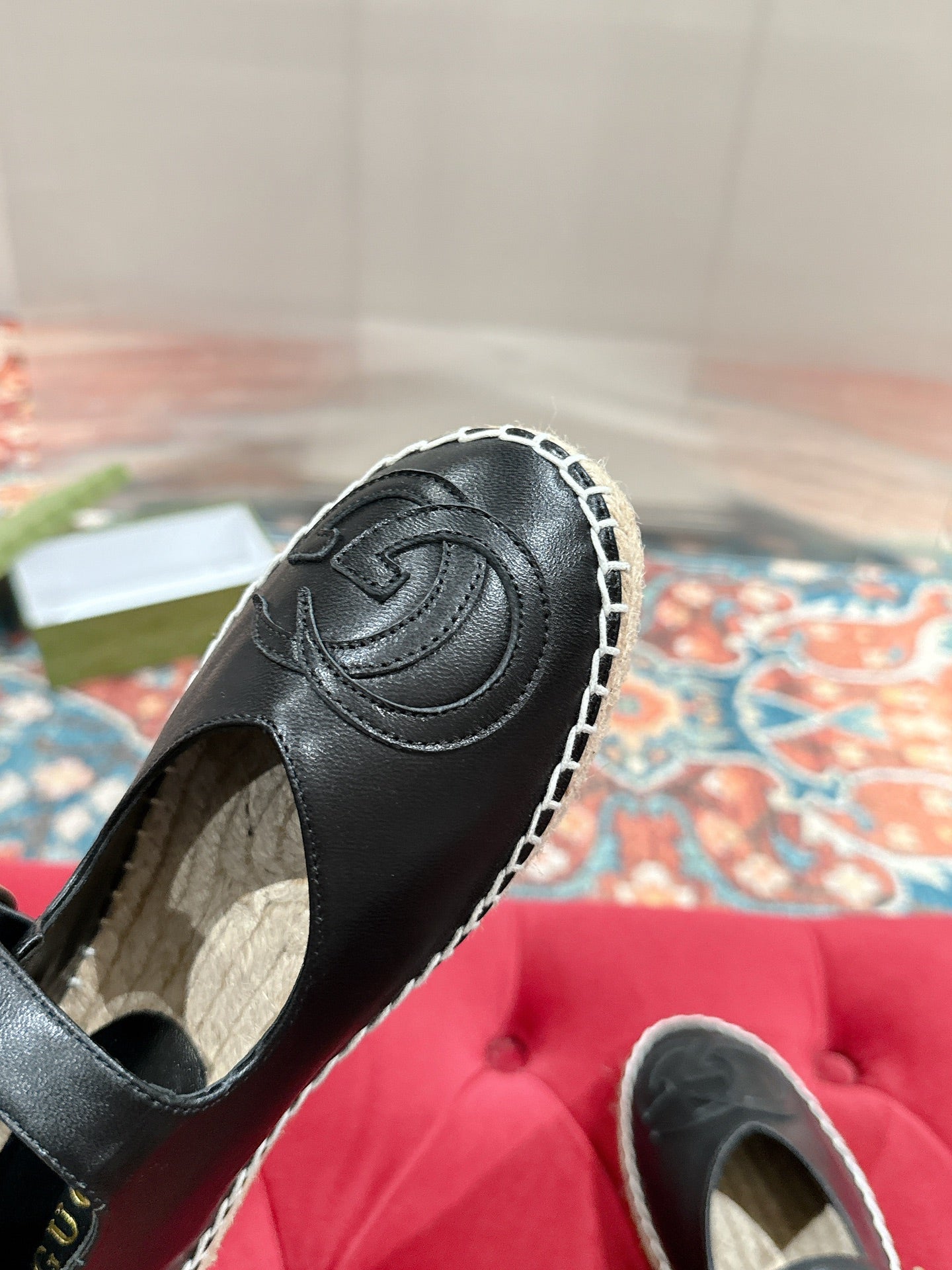 GUCCI CROSS STRAP FLAT SHOES IN BLACK CALFSKIN WITH STRAW SOLE