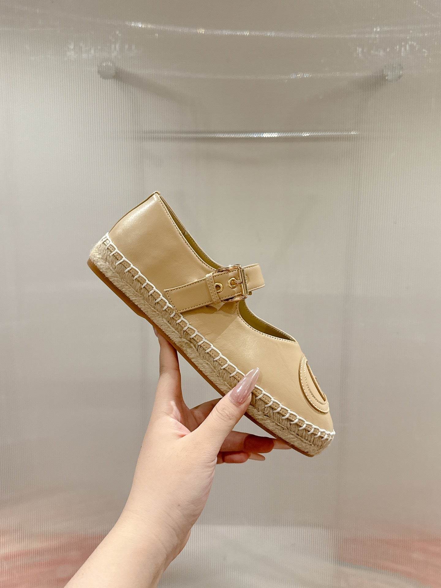 GUCCI CROSS STRAP FLAT SHOES IN BEIGE CALFSKIN WITH STRAW SOLE