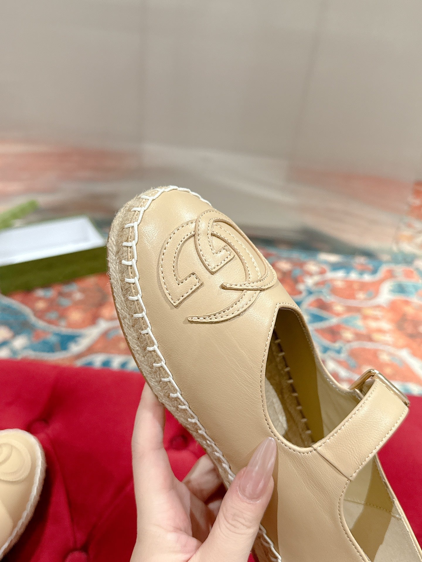 GUCCI CROSS STRAP FLAT SHOES IN BEIGE CALFSKIN WITH STRAW SOLE