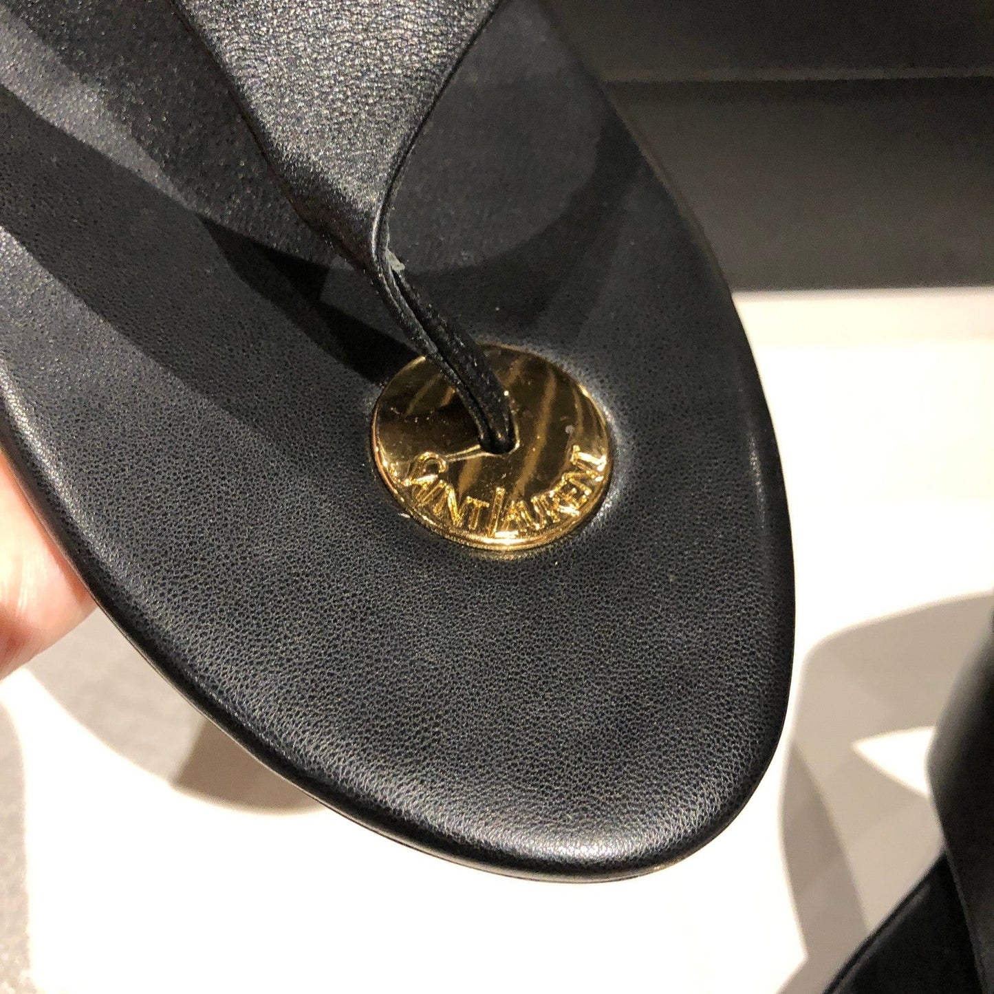 LOUIS VUITTON FLAT THONG IN BLACK CALFSKIN