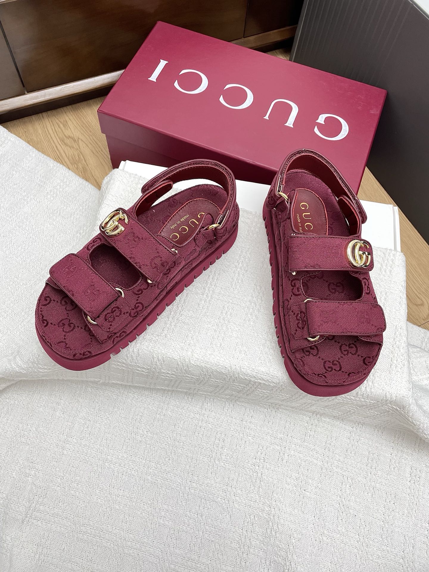 GUCCI CLASSIC SANDALS 25S IN RED FABRIC WITH GOLD HARDWARE