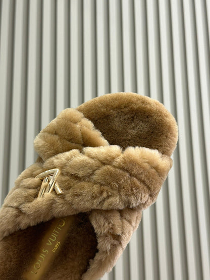 LOUIS VUITTON LV WOMEN'S SUNSET COMFORT FLAT MULE IN CAMEL BROWN FLEECE
