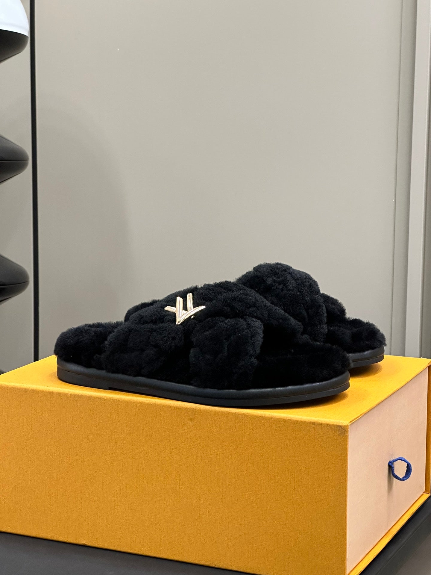 LOUIS VUITTON LV WOMEN'S SUNSET COMFORT FLAT MULE IN BLACK FLEECE