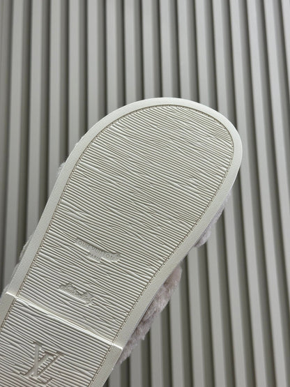 LOUIS VUITTON LV WOMEN'S SUNSET COMFORT FLAT MULE IN BEIGE FLEECE