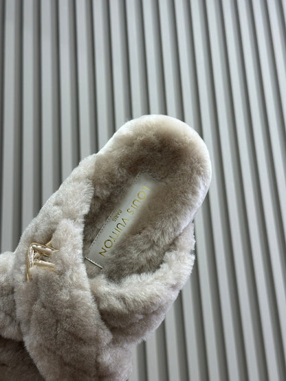 LOUIS VUITTON LV WOMEN'S SUNSET COMFORT FLAT MULE IN BEIGE FLEECE