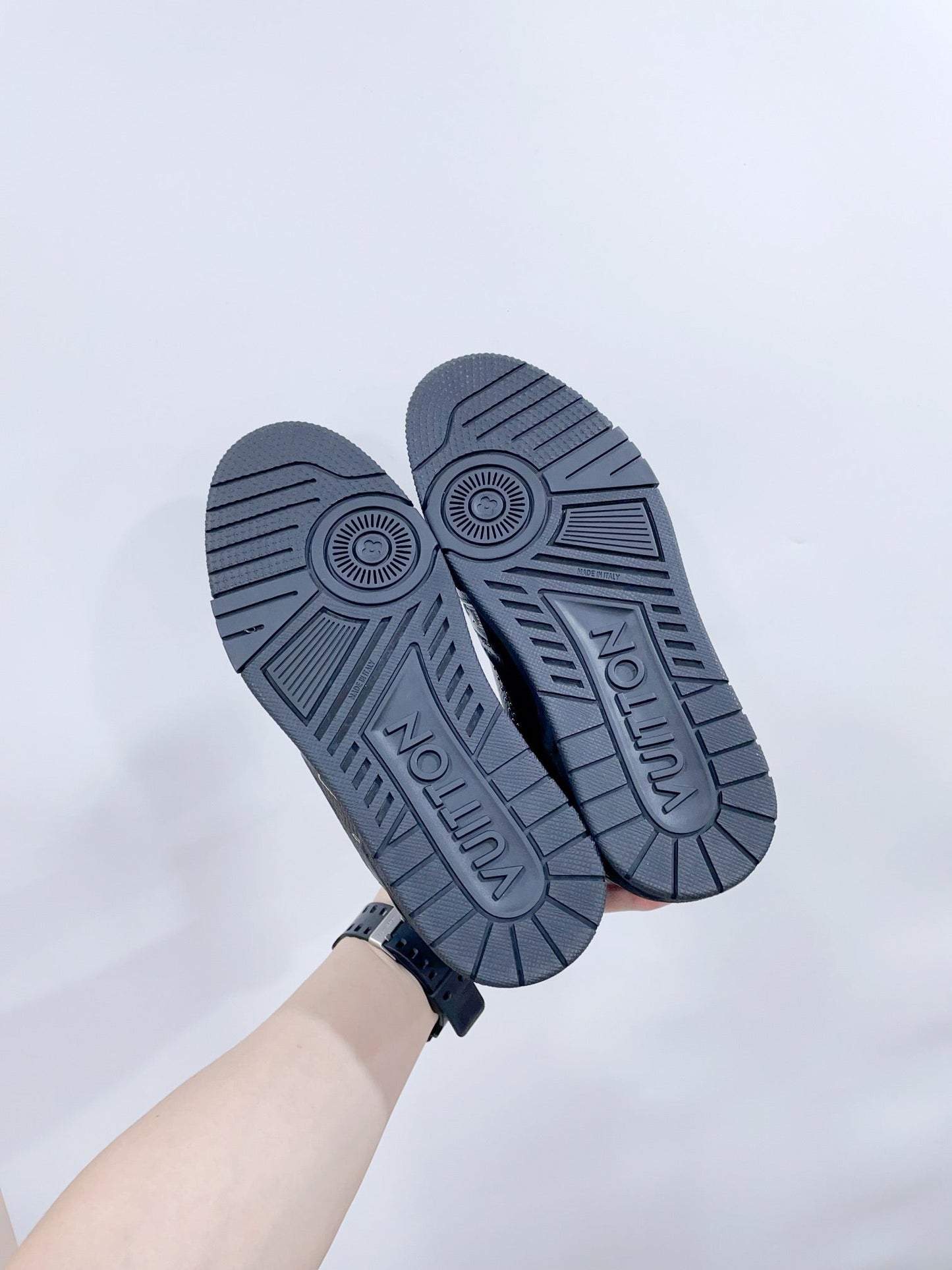 LOUIS VUITTON TRAINER SNEAKER IN BLACK CALFSKIN