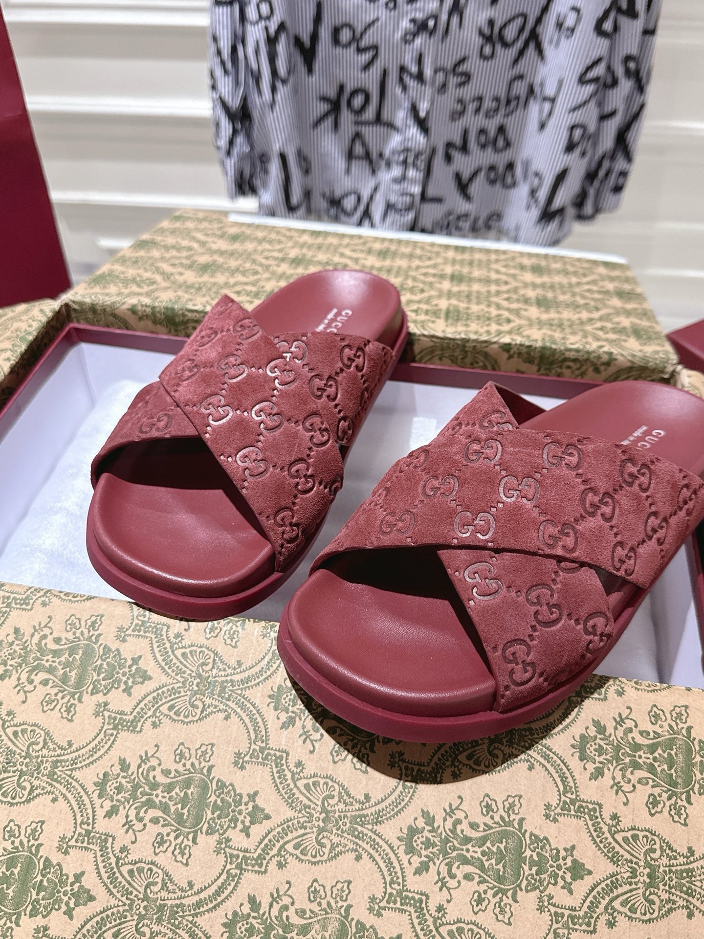GUCCI SLIDES IN RED SUEDE WITH EMBOSSED LOGO STYLE 9