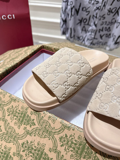 GUCCI SLIDES IN NUDE BEIGE SUEDE WITH EMBOSSED LOGO STYLE 2