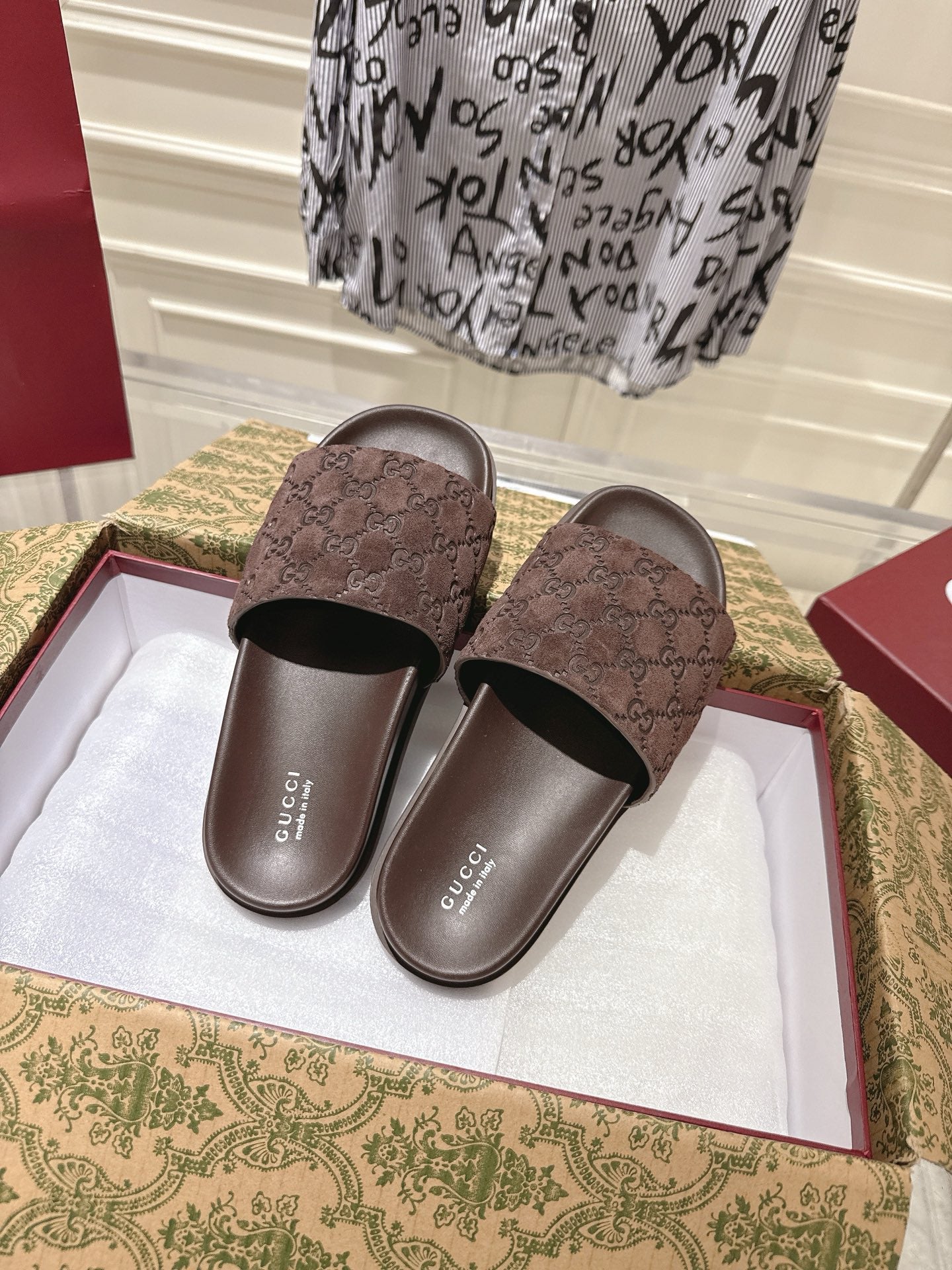 GUCCI SLIDES IN DARK BROWN SUEDE WITH EMBOSSED LOGO STYLE 1