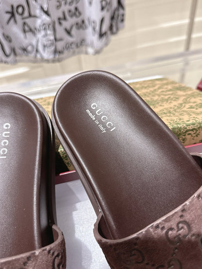 GUCCI SLIDES IN DARK BROWN SUEDE WITH EMBOSSED LOGO STYLE 1
