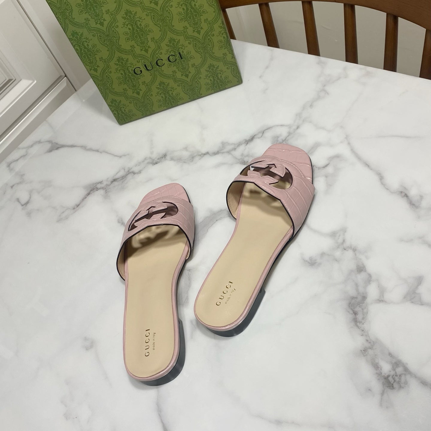 GUCCI SLIDES IN PASTEL PINK CALFSKIN LOGO-EMBOSSED STRAP