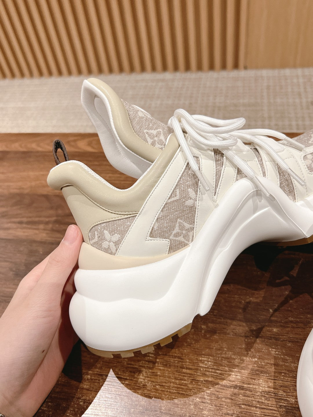 LOUIS VUITTON LV ARCHLIGHT SNEAKER IN WHITE CALFSKIN AND CAMEL BEIGE MONOGRAM DENIM