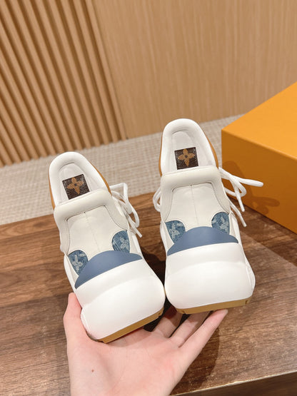 LOUIS VUITTON LV ARCHLIGHT SNEAKER IN WHITE CALFSKIN AND LIGHT BLUE MONOGRAM DENIM