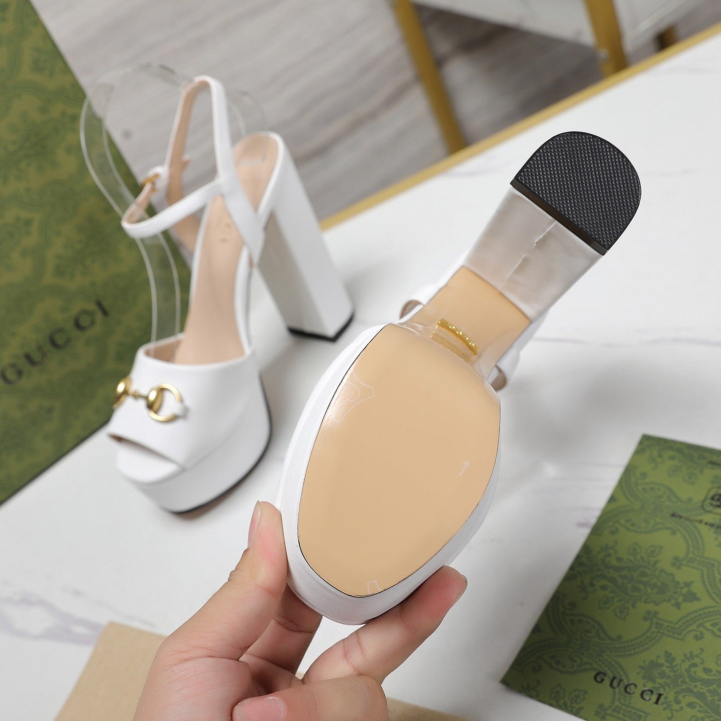 GUCCI Sandales Cuir Noir White