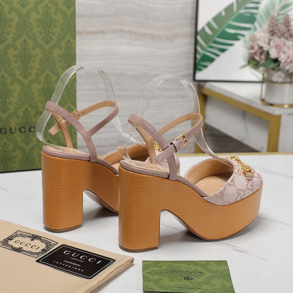GUCCI HORSEBIT WEDGE SANDAL IN LIGHT BEIGE MONOGRAM JACQUARD FABRIC AND SHEEPSKIN LINING