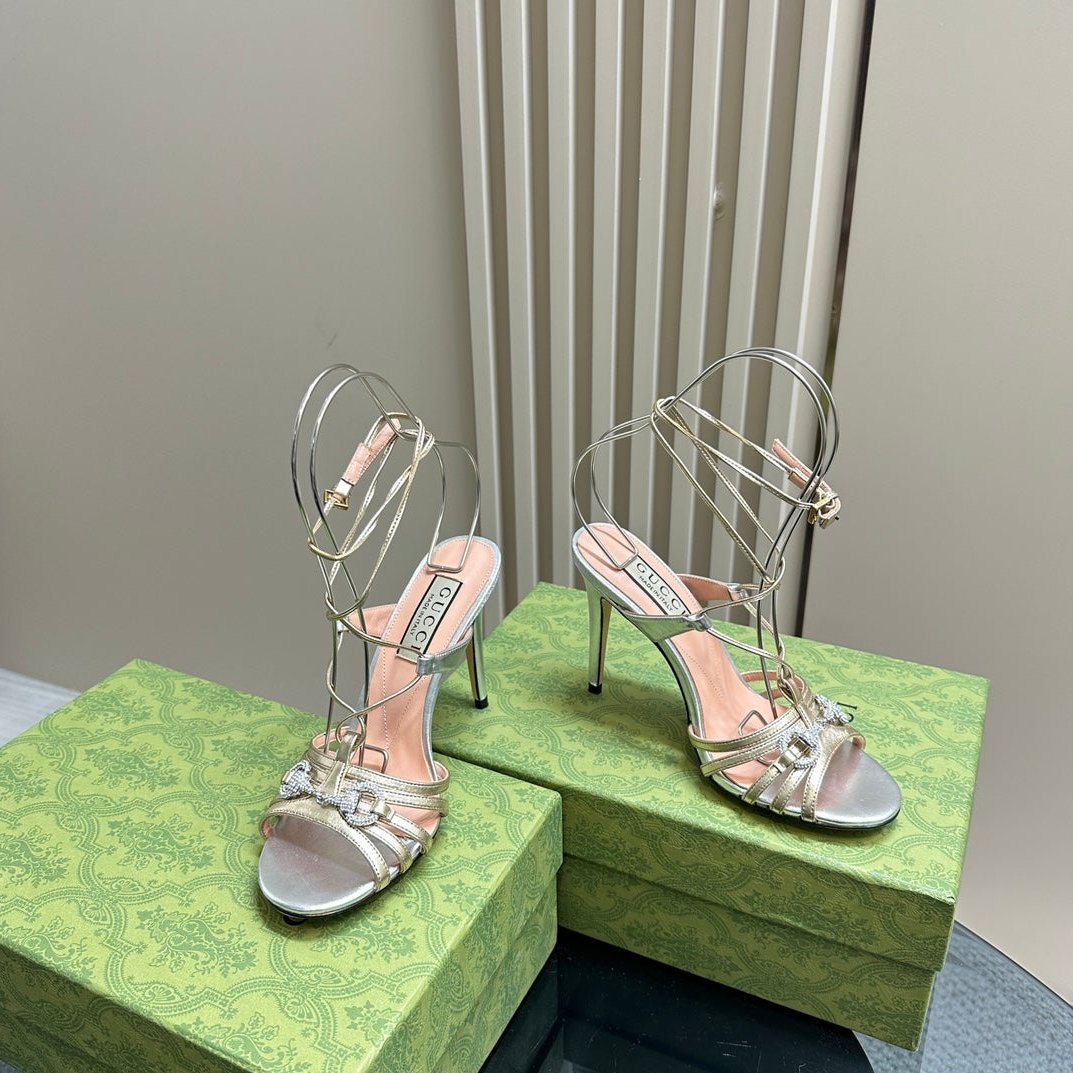 GUCCI CRYSTAL HORSEBIT STRAPPY SANDAL 10.5CM IN PASTEL YELLOW PATENT LEATHER