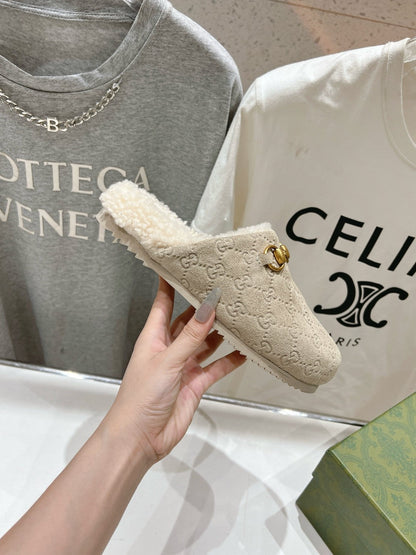 GUCCI HORSEBIT MULE IN BEIGE EMBOSSED SUEDE AND FLEECE LINING