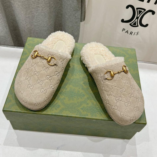 GUCCI HORSEBIT MULE IN BEIGE EMBOSSED SUEDE AND FLEECE LINING