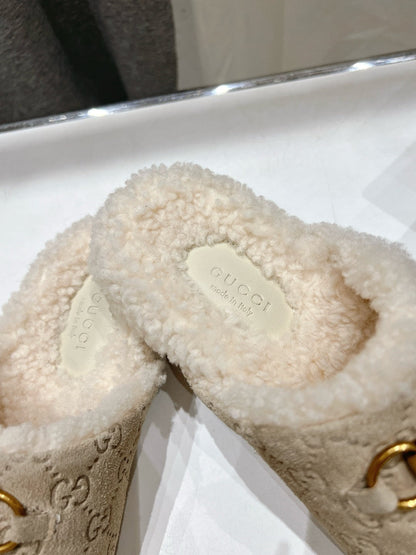 GUCCI HORSEBIT MULE IN BEIGE EMBOSSED SUEDE AND FLEECE LINING