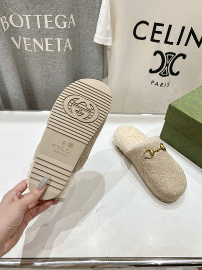 GUCCI HORSEBIT MULE IN BEIGE EMBOSSED SUEDE AND FLEECE LINING