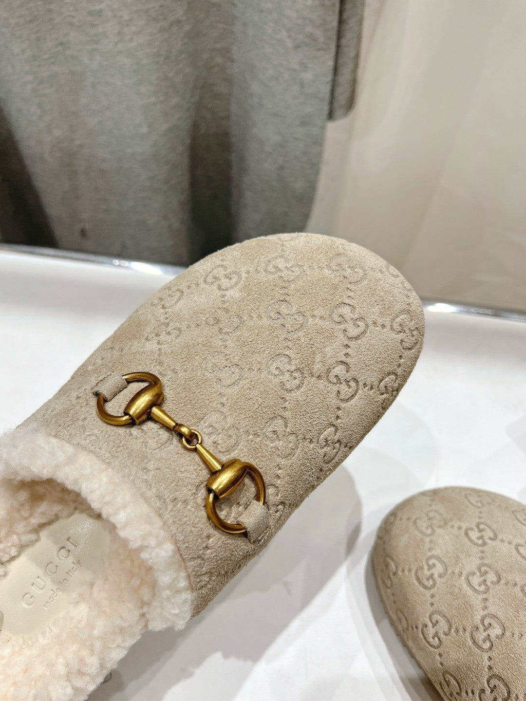 GUCCI HORSEBIT MULE IN BEIGE EMBOSSED SUEDE AND FLEECE LINING