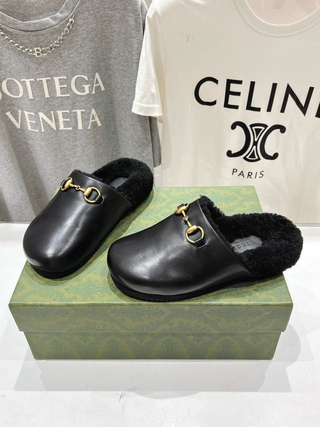 GUCCI HORSEBIT MULE IN BLACK CALFSKIN AND FLEECE LINING