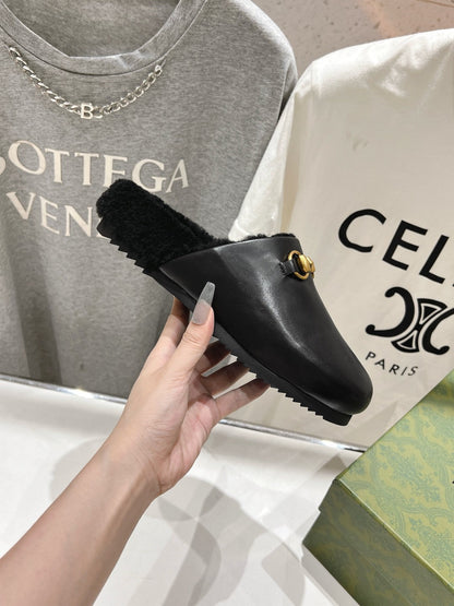 GUCCI HORSEBIT MULE IN BLACK CALFSKIN AND FLEECE LINING
