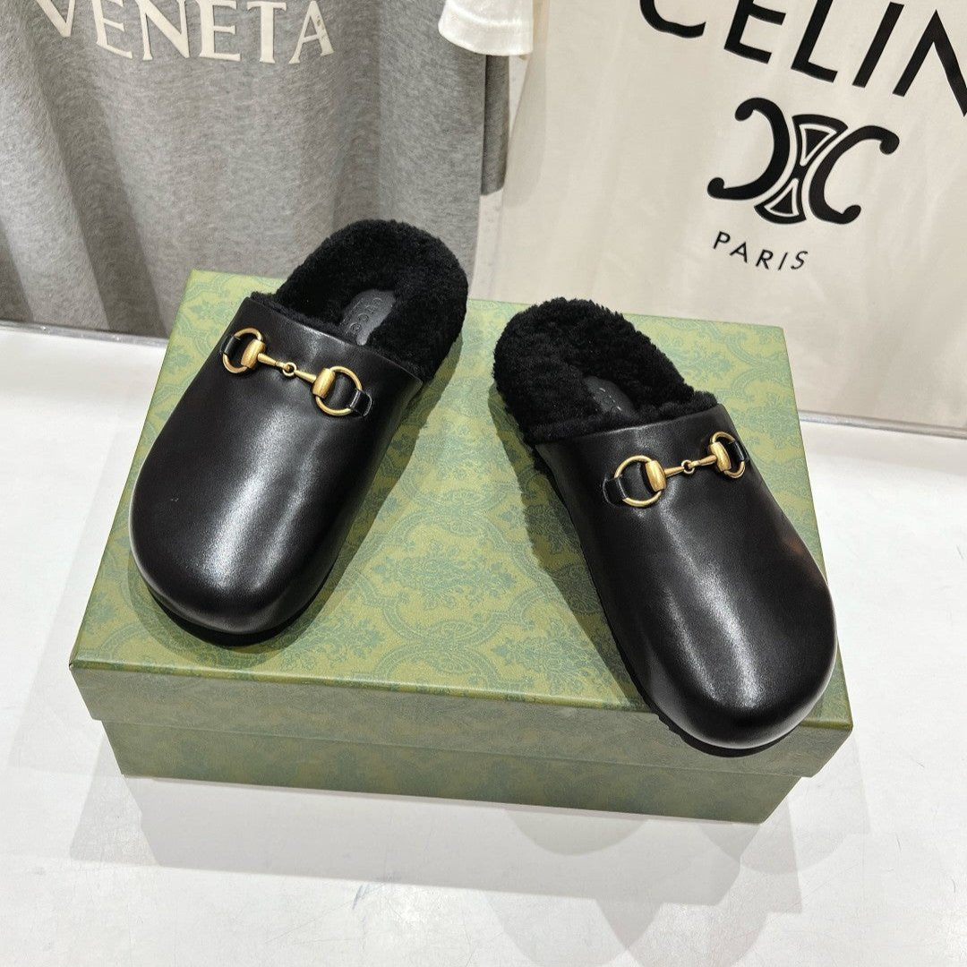 GUCCI HORSEBIT MULE IN BLACK CALFSKIN AND FLEECE LINING