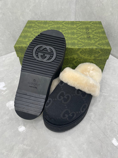 GUCCI MULE IN BLACK MONOGRAM JACQUARD FABRIC AND RABBIT FUR LINING