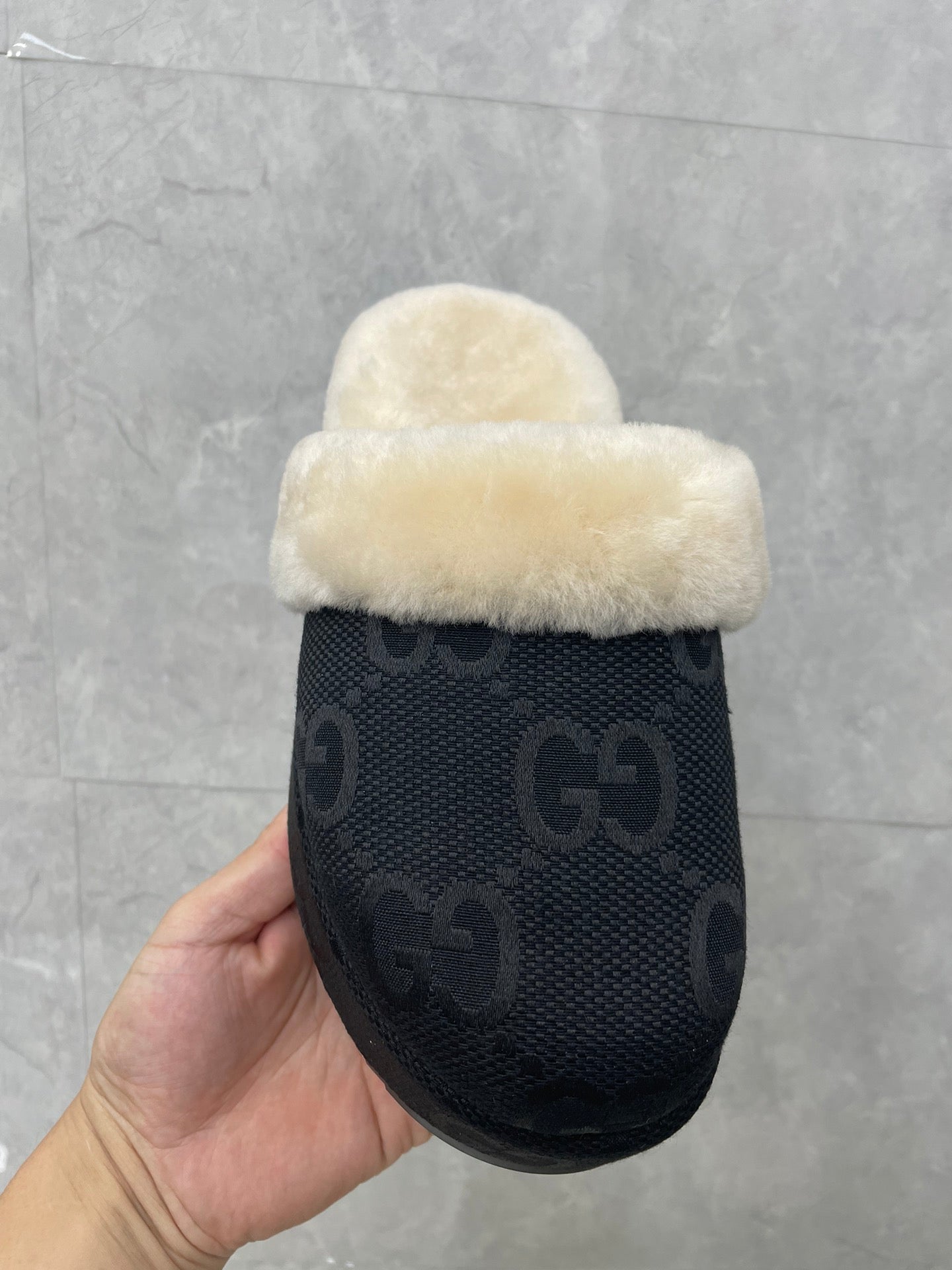 GUCCI MULE IN BLACK MONOGRAM JACQUARD FABRIC AND RABBIT FUR LINING