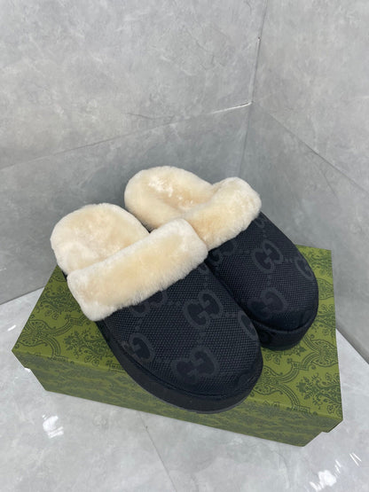 GUCCI MULE IN BLACK MONOGRAM JACQUARD FABRIC AND RABBIT FUR LINING