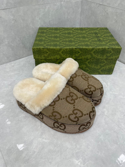 GUCCI MULE IN PEANUT BROWN MONOGRAM JACQUARD FABRIC AND RABBIT FUR LINING