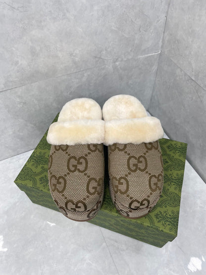 GUCCI MULE IN PEANUT BROWN MONOGRAM JACQUARD FABRIC AND RABBIT FUR LINING
