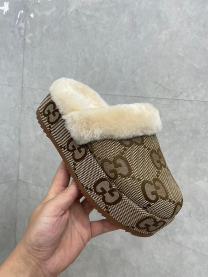 GUCCI MULE IN PEANUT BROWN MONOGRAM JACQUARD FABRIC AND RABBIT FUR LINING