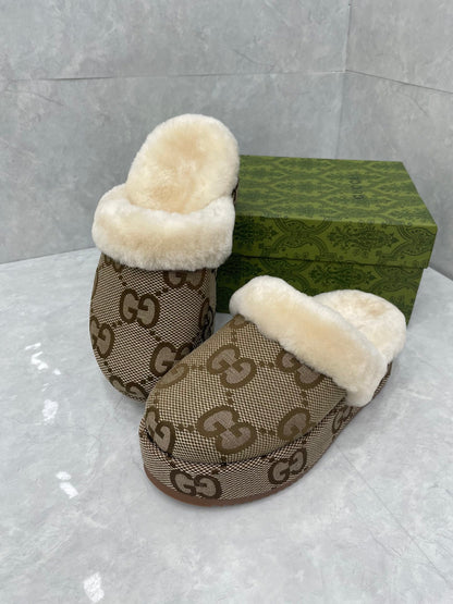 GUCCI MULE IN PEANUT BROWN MONOGRAM JACQUARD FABRIC AND RABBIT FUR LINING