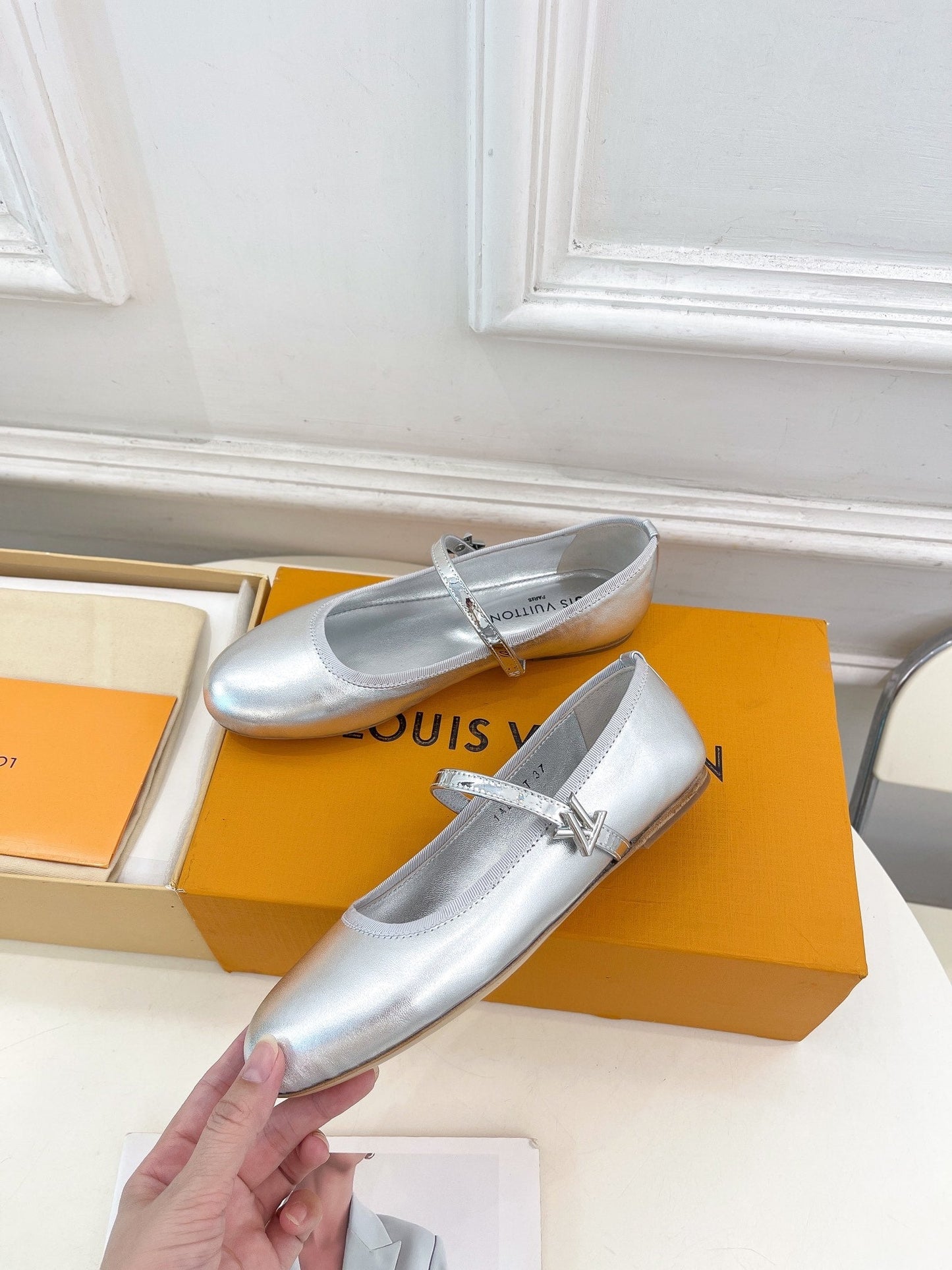 LOUIS VUITTON LV WOMEN ROMY FLAT BALLERINA IN SILVER METALLIC LAMBSKIN