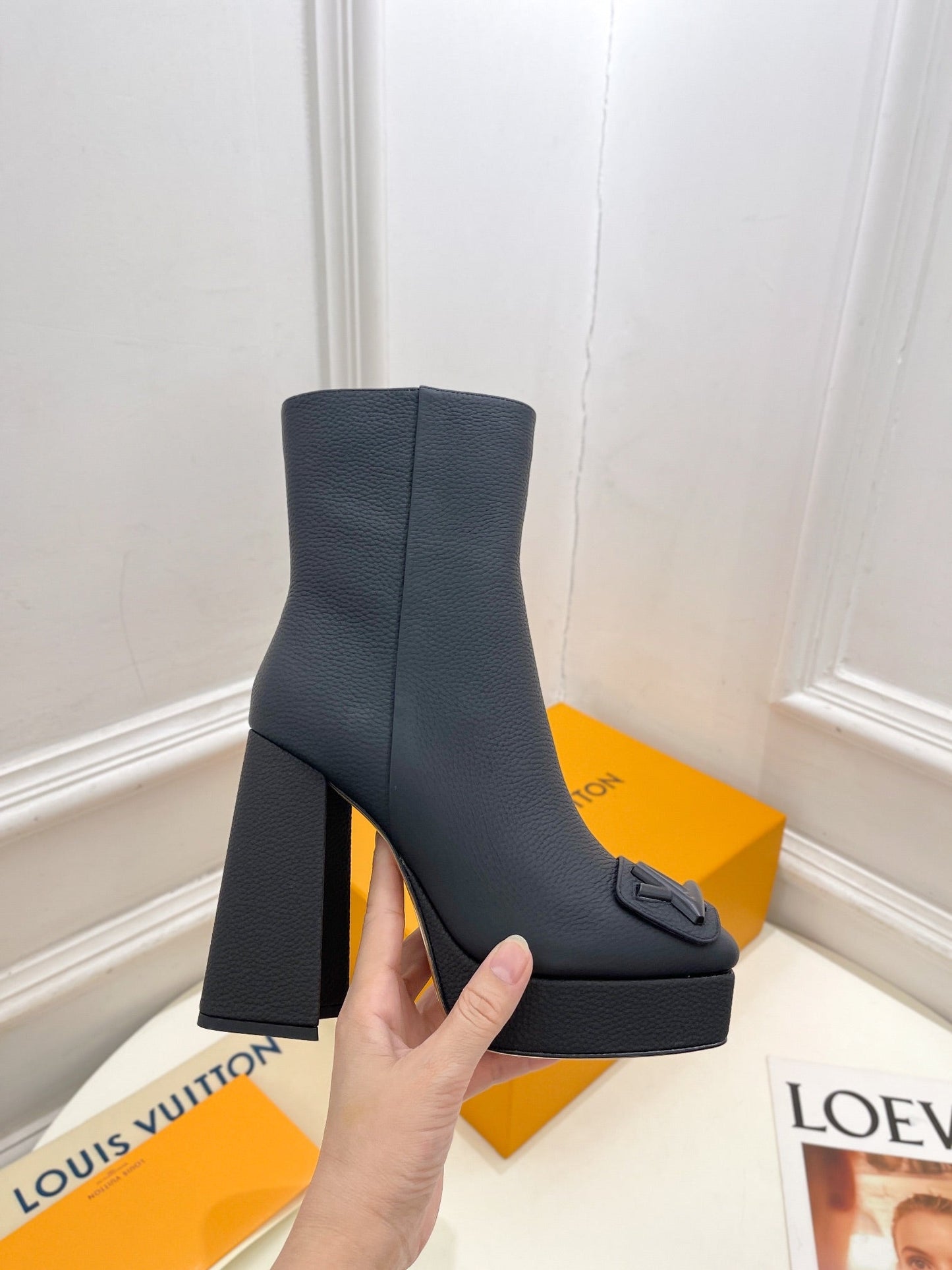 LOUIS VUITTON ANKLE BOOTS BLOCK HEEL 9 CM IN BLACK PEPPLE CALFSKIN