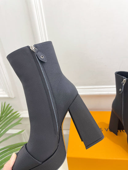 LOUIS VUITTON ANKLE BOOTS BLOCK HEEL 9 CM IN BLACK PEPPLE CALFSKIN
