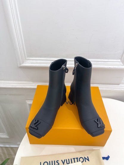 LOUIS VUITTON ANKLE BOOTS BLOCK HEEL 5.5 CM IN BLACK PEPPLE CALFSKIN